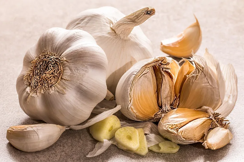 Whole heads and cloves of garlic