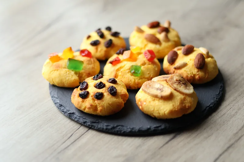 Small cookies topped with pieces of fruit